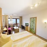 Berghoteltirol ホテル ユングホルツ