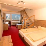 Berghoteltirol ホテル ユングホルツ